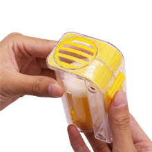 Load image into Gallery viewer, 4 pcs Bee Queen Marking Catcher Plastic One Handed Marker Bottle Plunger Plush Beekeeper Tool Garden Beekeeper Queen Bee Catcher